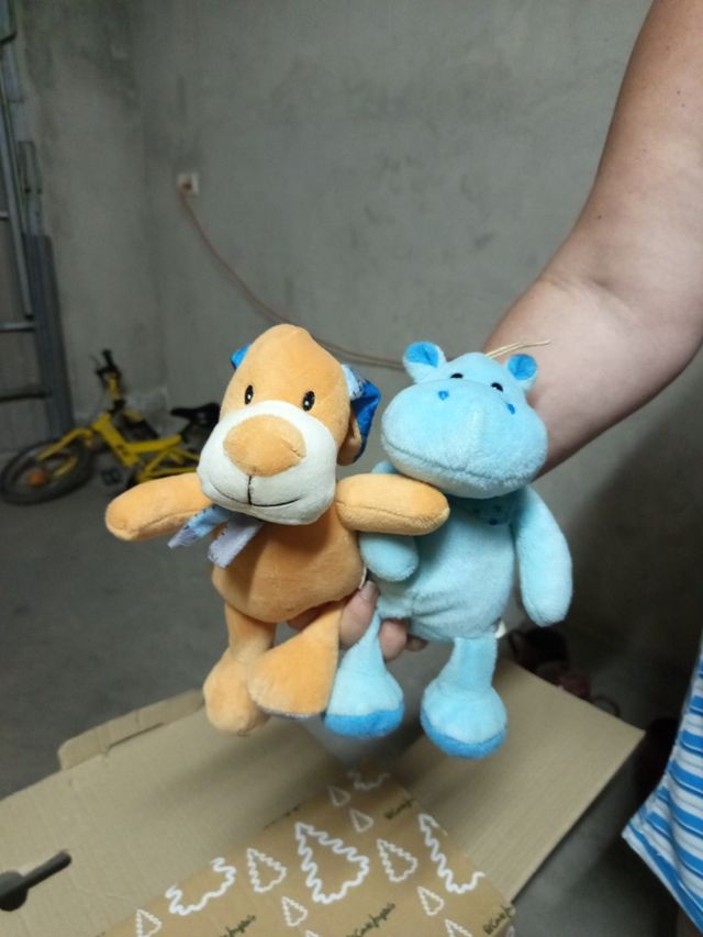 Peluches: Perro y Hipopótamo