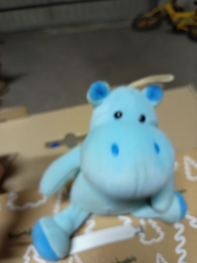 Peluches: Perro y Hipopótamo