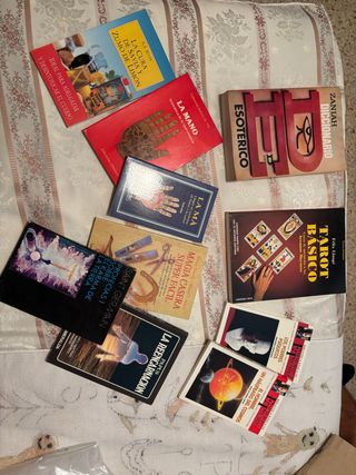 Varios libros esoterismo, quiromancia...
