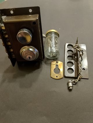Cerradura antigua con llave