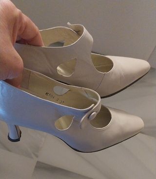 Zapatos boda blanco roto de piel.