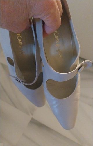 Zapatos boda blanco roto de piel.