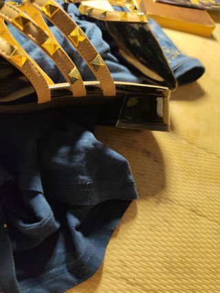 Zapatos mujer negros con dorado
Tacón muy bajo