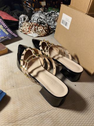 Zapatos mujer negros con dorado
Tacón muy bajo
