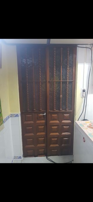 Puerta metálica maciza con cristalera