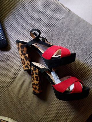 Sandalias rojas y leopardo -talla 38, 11cm de taco