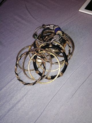 Pulseras doradas y negras
