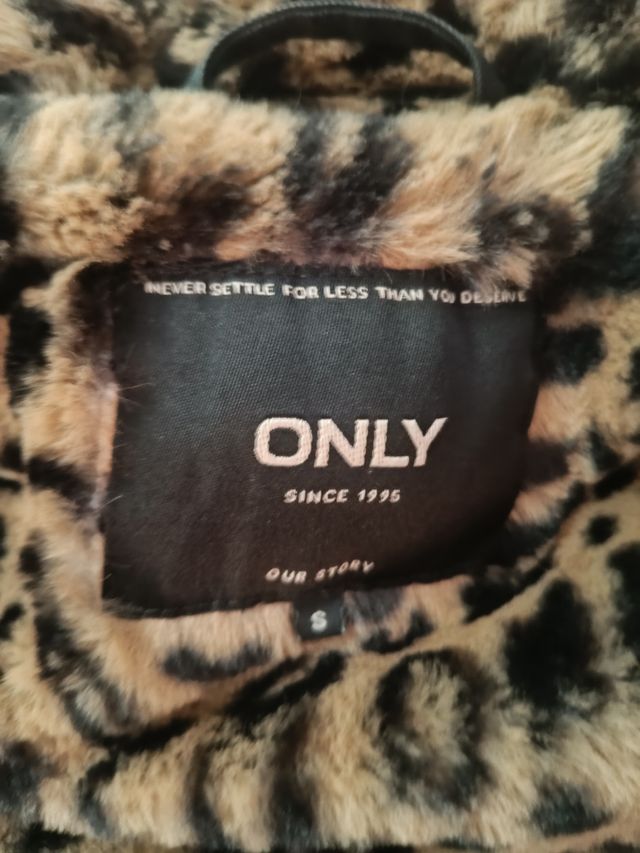 Parka negra marca Only, talla S.
