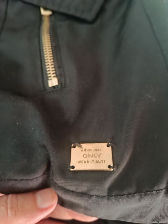 Parka negra marca Only, talla S.