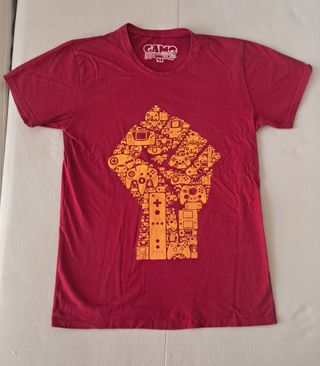 Camiseta roja videojuegos/puño