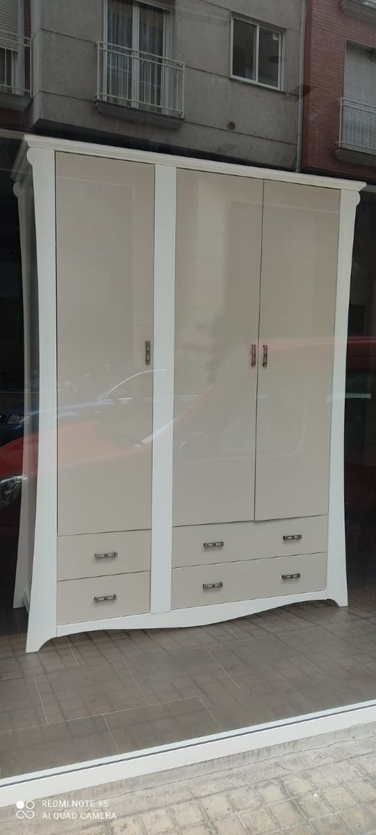 Armario 3 puertas beige y blanco
