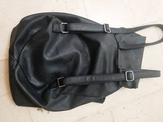 Mochila negra tipo bolso