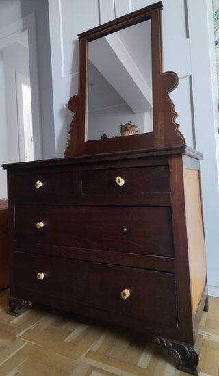 Cómoda antigua restaurada con espejo