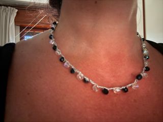 Collana color argento con perline nere e vetro