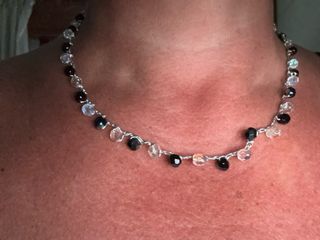 Collana color argento con perline nere e vetro