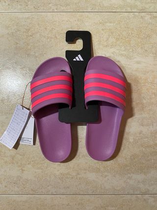 Chanclas moradas Adidas 