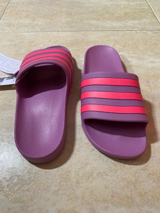 Chanclas moradas Adidas 