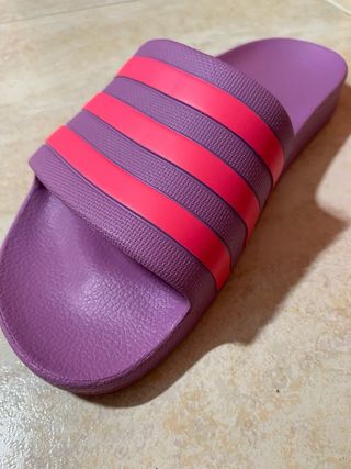 Chanclas moradas Adidas 