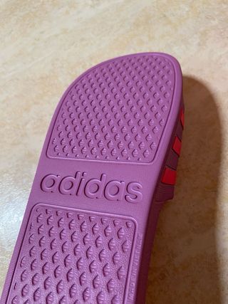 Chanclas moradas Adidas 