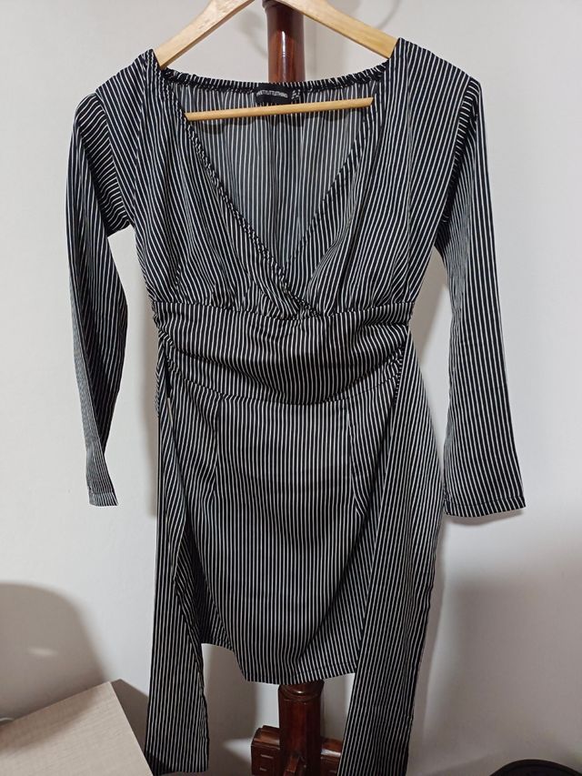 Vestido negro PrettyLittleThing