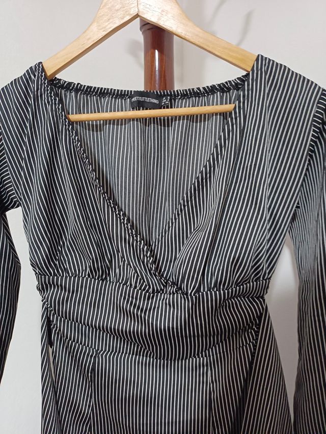 Vestido negro PrettyLittleThing