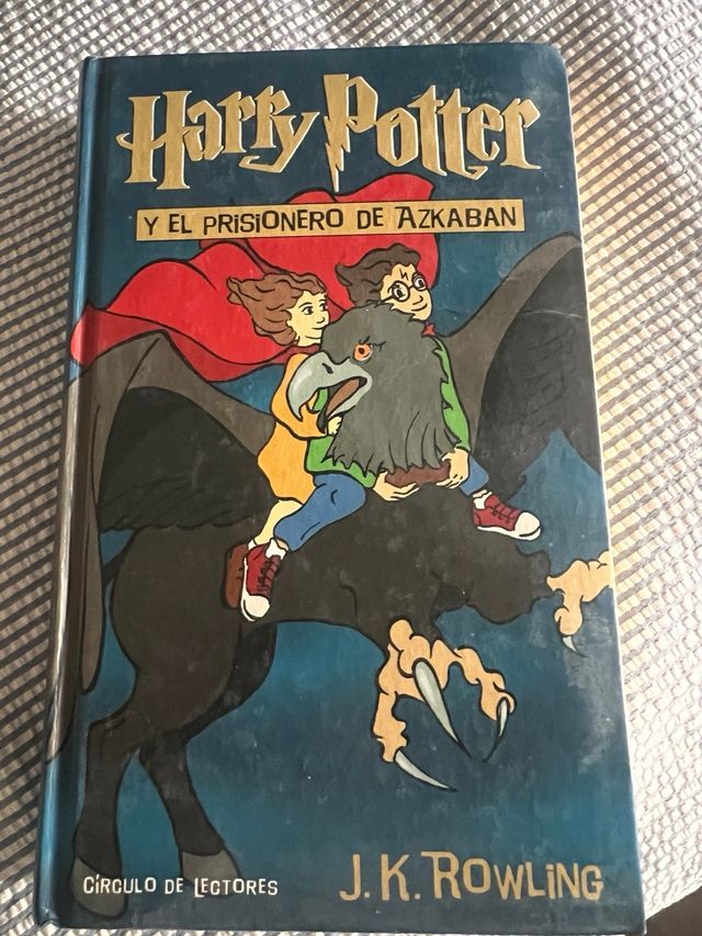 2 libros de Harry Potter tapa dura.