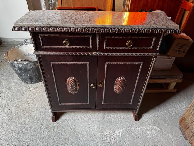 Aparador antigo em madeira e mármore