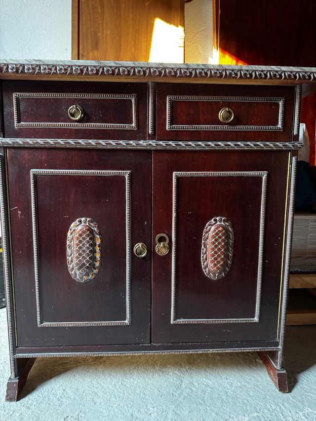 Aparador antigo em madeira e mármore