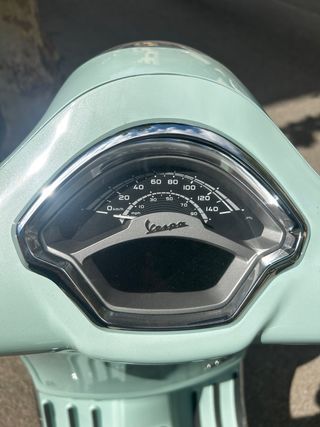 Vespa GTS 300 - Scooter 2024. 🇪🇸🇬🇧🇩🇪