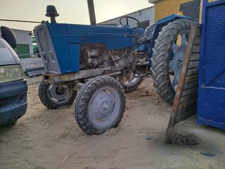 Tractor Ebro antiguo