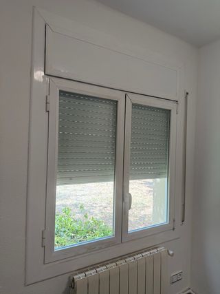 Ventana aluminio blanca con persianas