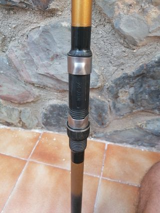 Caña de pescar de spinning telescópica.