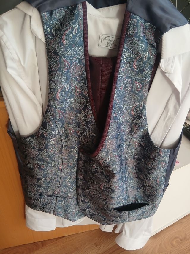 Traje novio morado - chaleco gris