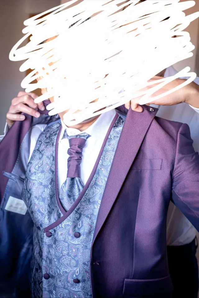 Traje novio morado - chaleco gris