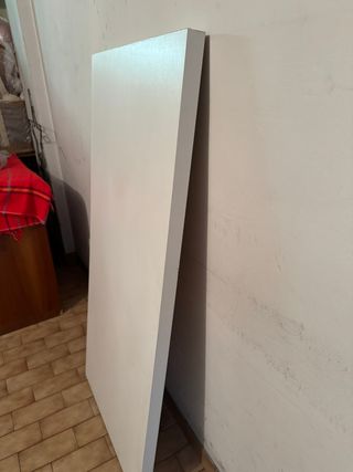 Tavolo bianco componibile con 4 gambe in metallo