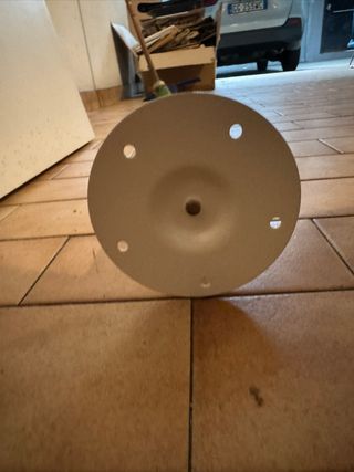 Tavolo bianco componibile con 4 gambe in metallo