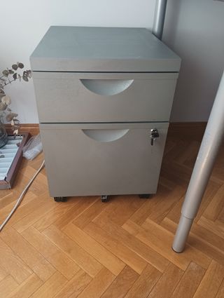 Cajonera metálica gris con ruedas