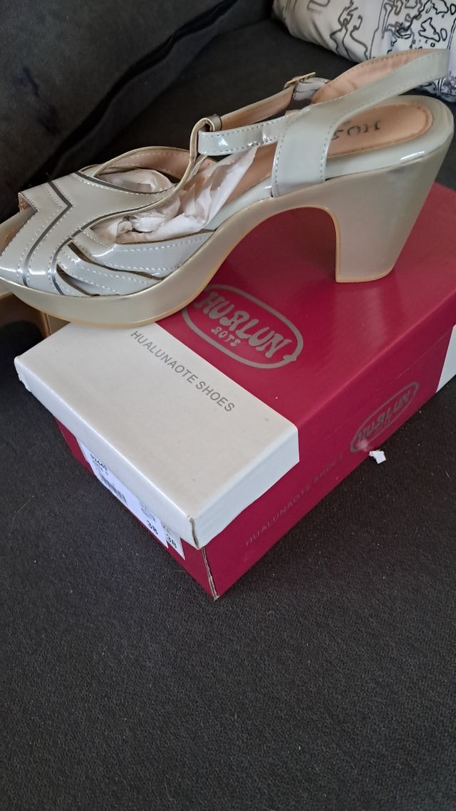 Sandalias grises tacon