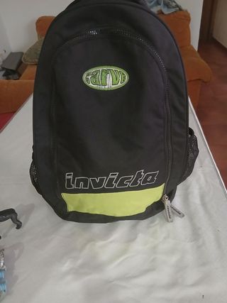 Mochila Invicta negra y verde