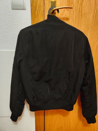 Cazadora bomber Bershka negra