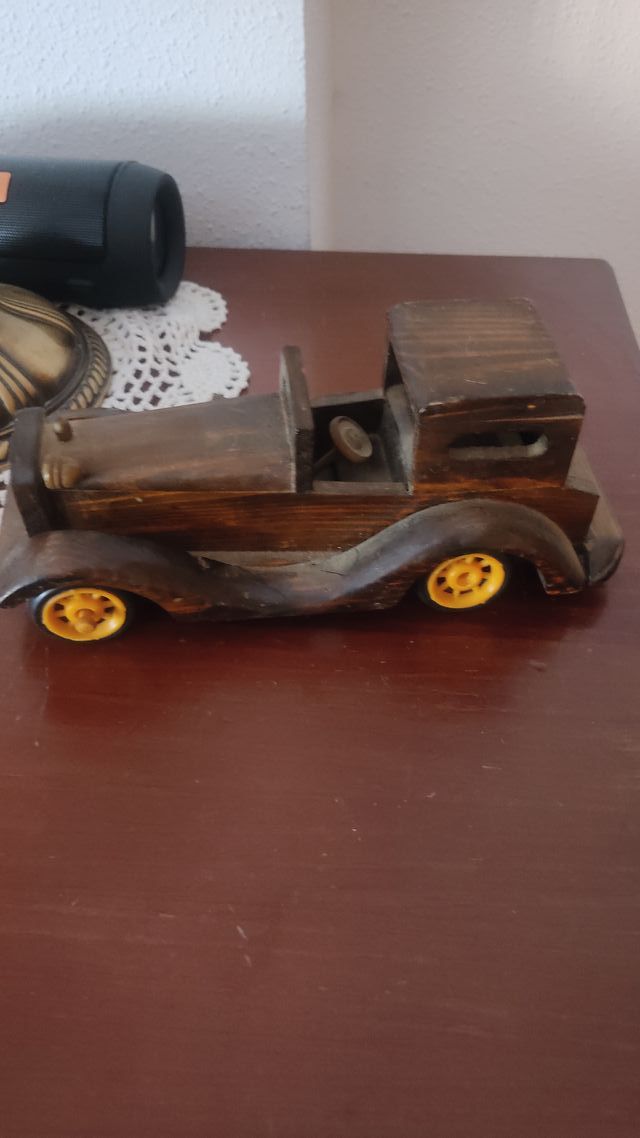 Coche vintage de madera