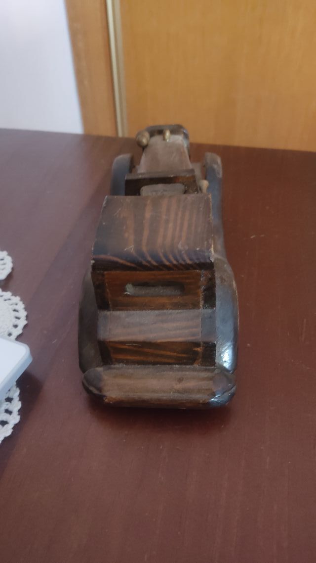 Coche vintage de madera