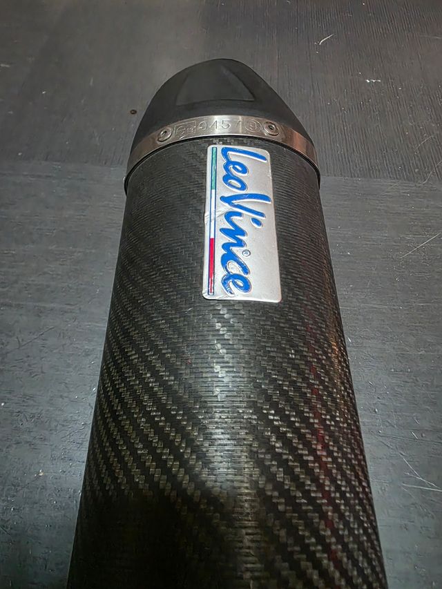 Escape LeoVince carbono Honda