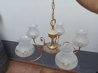 Lámpara techo 5 luces dorada.