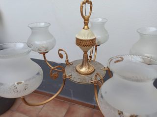 Lámpara techo 5 luces dorada.