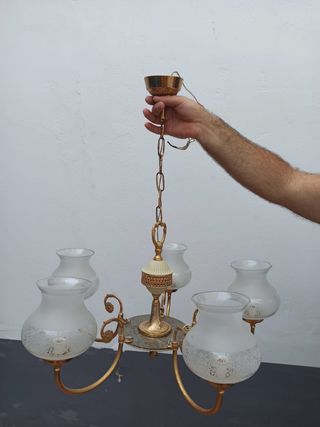 Lámpara techo 5 luces dorada.
