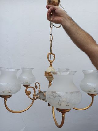 Lámpara techo 5 luces dorada.