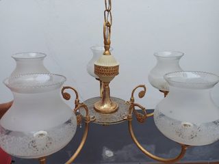 Lámpara techo 5 luces dorada.