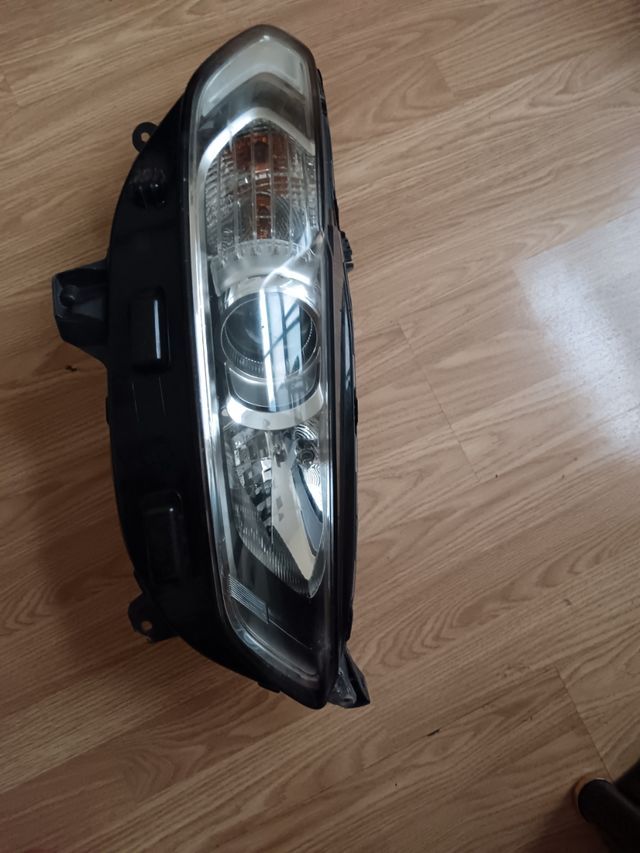 Faro Ford - Delantero