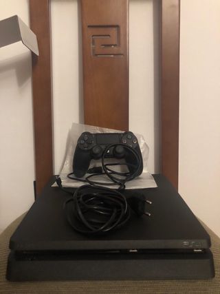 PS4 Slim negra + mando